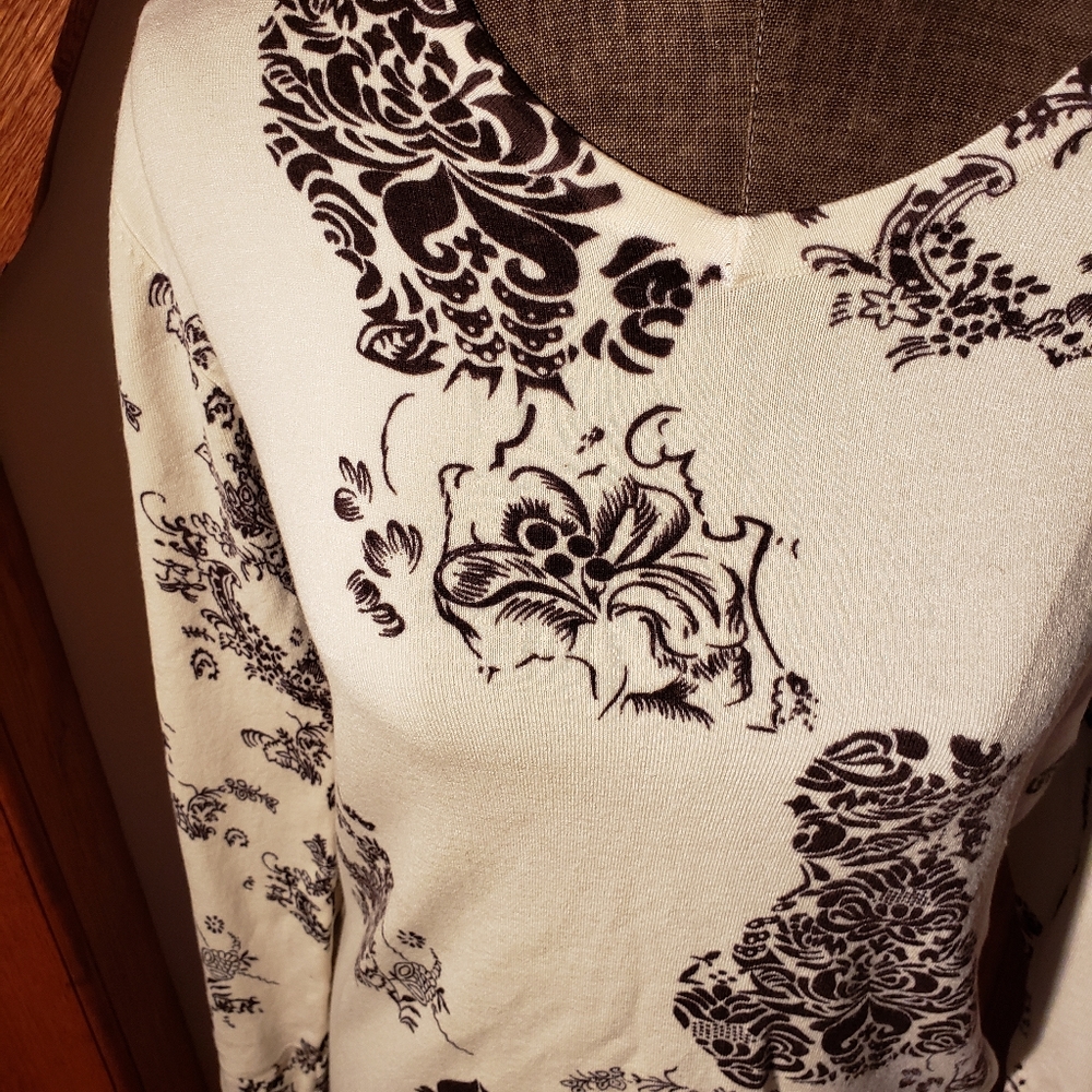 Pretty Sweater - Picture 2 of 6